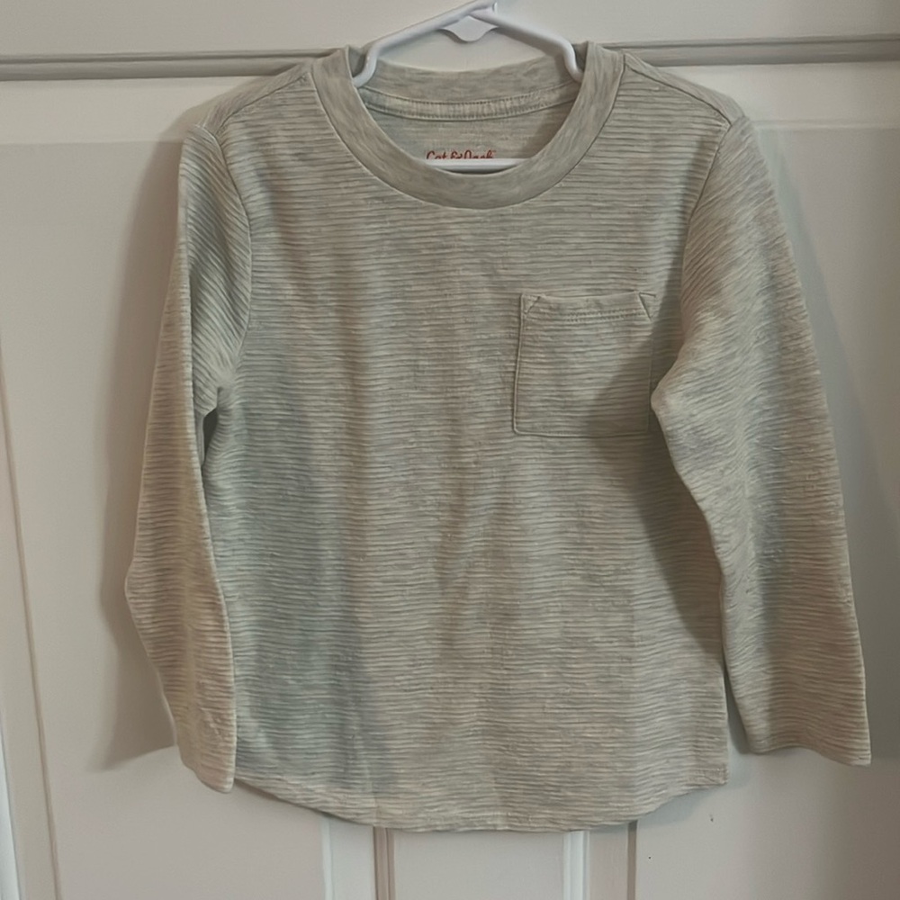 Long sleeve tee. Size 4T. Worn once. Great condition.